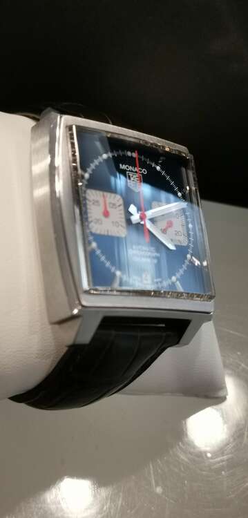 タグホイヤー モナコ CAW211（高級時計）の商品画像 - 査定依頼日：2025年5月10日 - 最高査定価格：550,000円