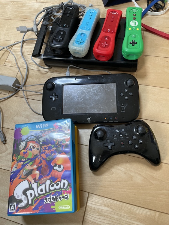 WiiUとリモコン4つ、ソフト4本（ゲーム機本体・ゲームソフト）の商品画像 - 査定依頼日：2022年3月12日 - 最高査定価格：3,650円
