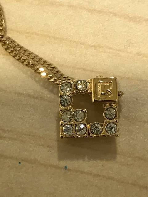 ジバンシー　ネックレス　ゴールド（金・貴金属）の商品画像 - 査定依頼日：2023年6月28日 - 最高査定価格：1,000円