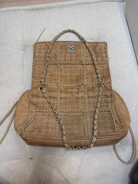 ・カラー：ベージュ・キャメル系 ・デザイン：花柄パンチングレザー、編み込み装 飾 ・金具：シルバーカラー ・形状：チェーンショルダーバッグ（ブランドバッグ）の商品画像 - 査定依頼日：2026年10月29日 - 最高査定価格：120,000円