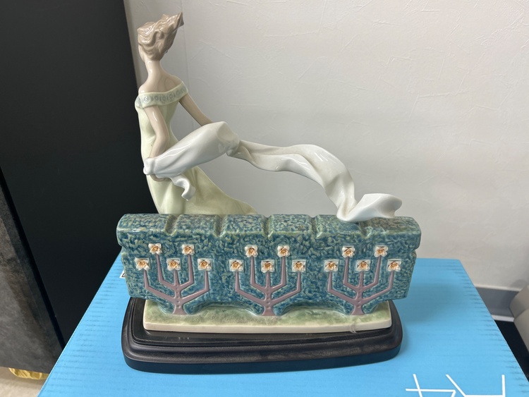 リアドロ人形　T.eodems     Patrog  Nー237／1000（美術品・骨董品）の商品画像 - 査定依頼日：2026年1月23日 - 最高査定価格：5,000円