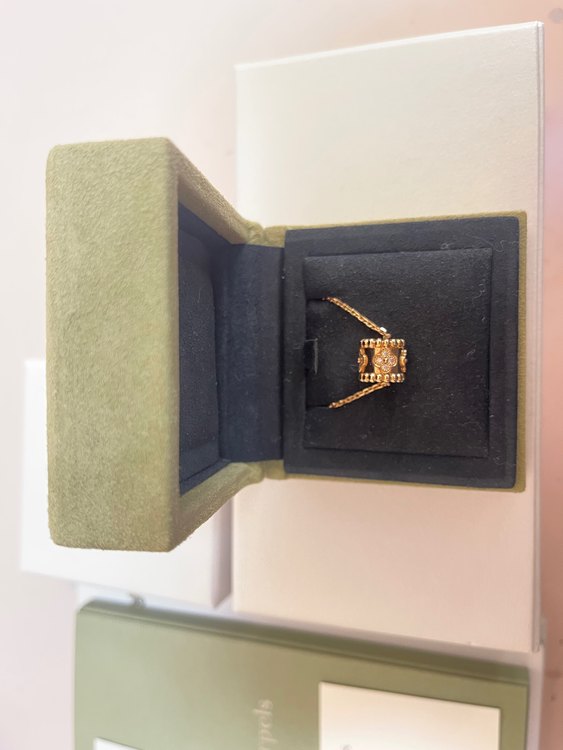 ヴァンクリーフ＆アーペル ペルレ クローバー ダイヤ ネックレス 750（金・貴金属）の商品画像 - 査定依頼日：2023年3月1日 - 最高査定価格：370,000円