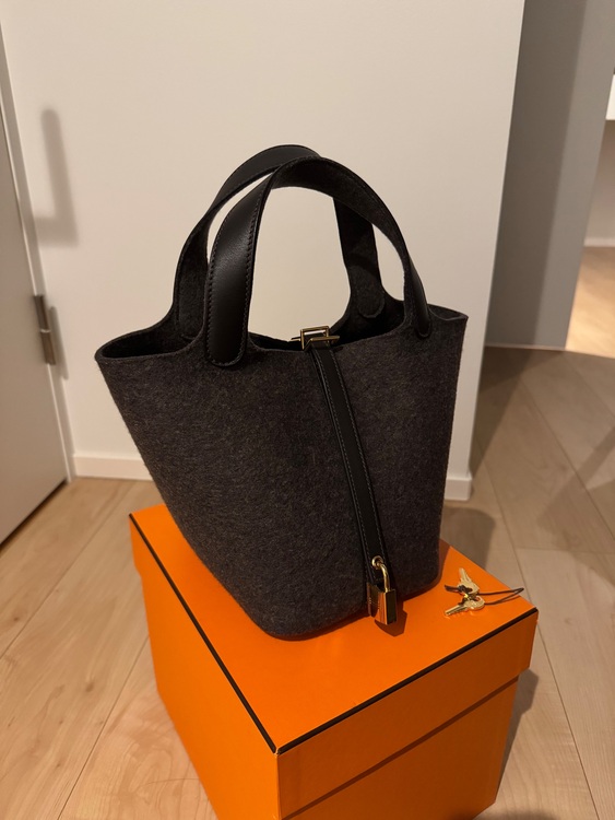 ピコタンロック　フェルト（ブランドバッグ）の商品画像 - 査定依頼日：2025年11月2日 - 最高査定価格：300,000円