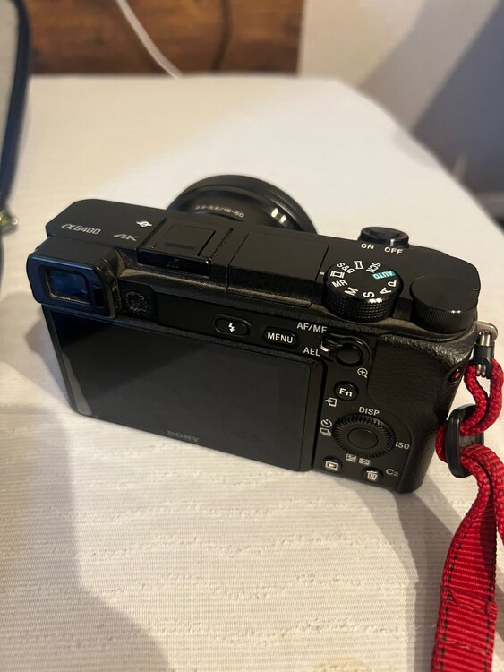 α6400 パワーズームレンズキット ILCE-6400L ブラック（カメラ）の商品画像 - 査定依頼日：2025年5月25日 - 最高査定価格：61,000円