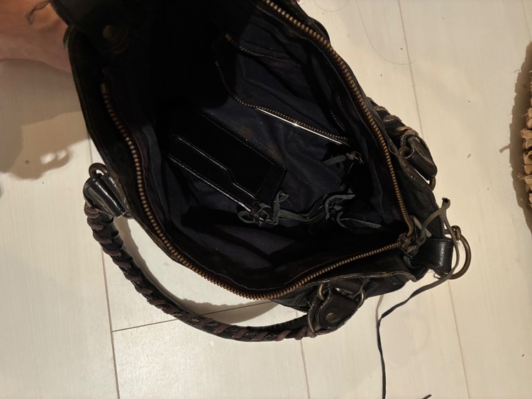 バレンシアガ  （ブランドバッグ）の商品画像 - 査定依頼日：2025年9月22日 - 最高査定価格：30,000円