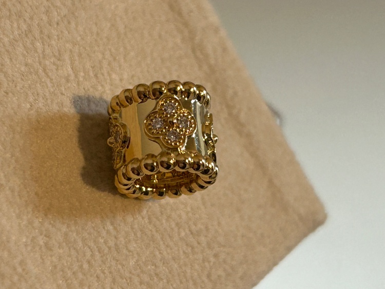 ヴァンクリーフ&アーペル　ペルレ　クローバーペンダント　　（金・貴金属）の商品画像 - 査定依頼日：2025年12月5日 - 最高査定価格：350,000円