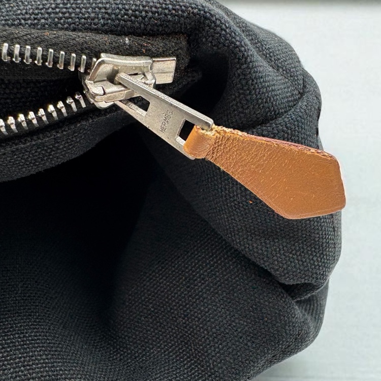 エルメス フールトゥ PM トートバッグ キャンパス地 黒系（ブランドバッグ）の商品画像 - 査定依頼日：2025年10月1日 - 最高査定価格：8,000円