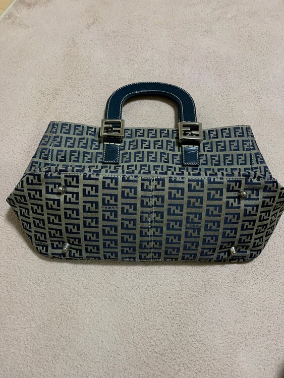 フェンディ  （ブランドバッグ）の商品画像 - 査定依頼日：2025年1月7日 - 最高査定価格：15,000円