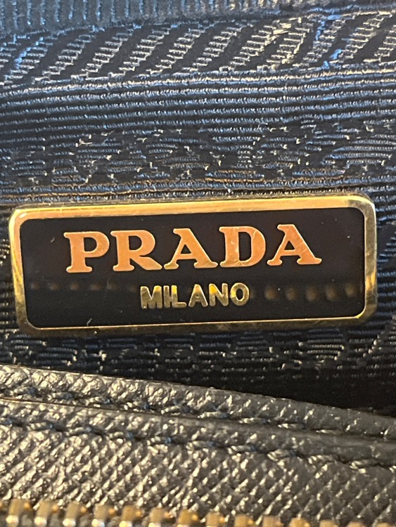 プラダダブルジップスクエアショルダーバッグ（ブランドバッグ）の商品画像 - 査定依頼日：2025年8月26日 - 最高査定価格：80,000円