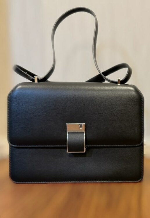 ヴァレクストラ  （ブランドバッグ）の商品画像 - 査定依頼日：2025年4月3日 - 最高査定価格：100,000円