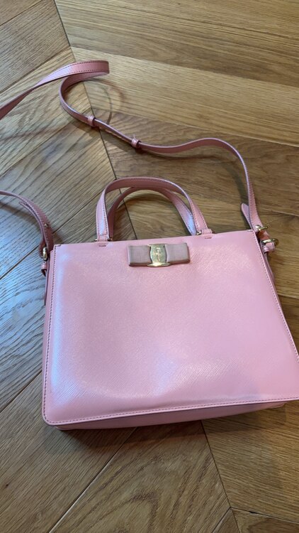 フェラガモ  （ブランドバッグ）の商品画像 - 査定依頼日：2025年2月20日 - 最高査定価格：15,000円