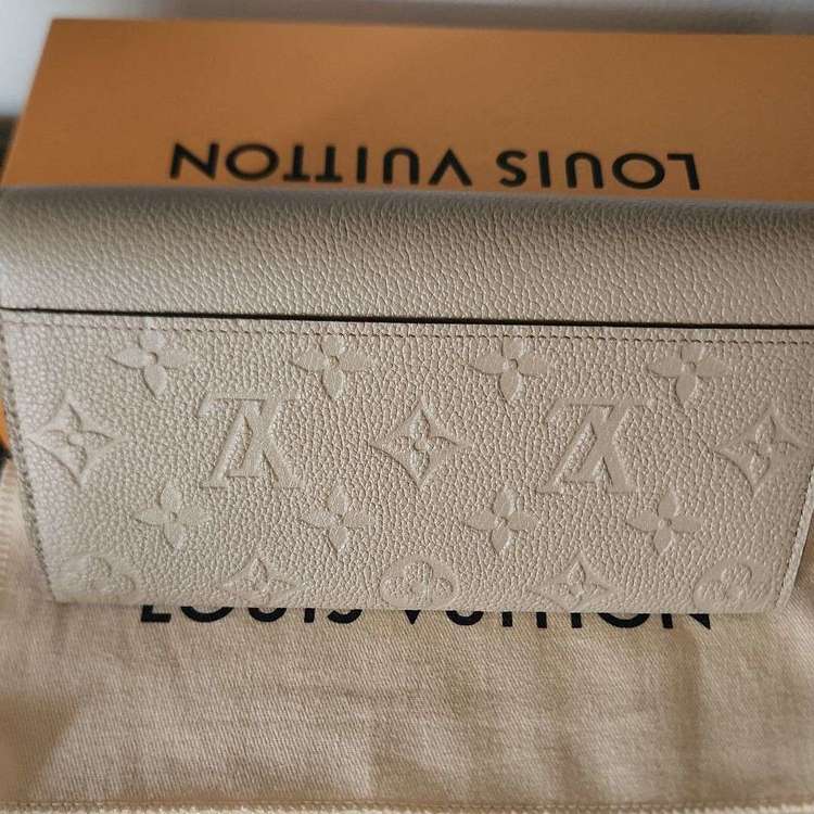 アンプラントポルトフォイユサラ長財布トュルトレール（ブランドバッグ）の商品画像 - 査定依頼日：2022年8月21日 - 最高査定価格：30,000円