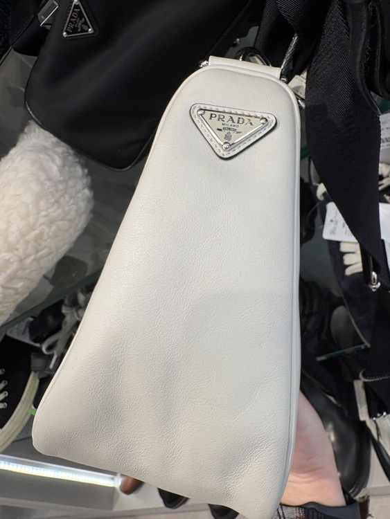 トライアングル レザー ショルダーバッグ ホワイト（ブランドバッグ）の商品画像 - 査定依頼日：2025年7月28日 - 最高査定価格：160,000円