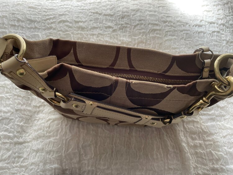 COACH コーチ シグネチャーショルダーバッグ 10619 肩掛け ベージュ系（ブランドバッグ）の商品画像 - 査定依頼日：2025年4月12日 - 最高査定価格：1,500円