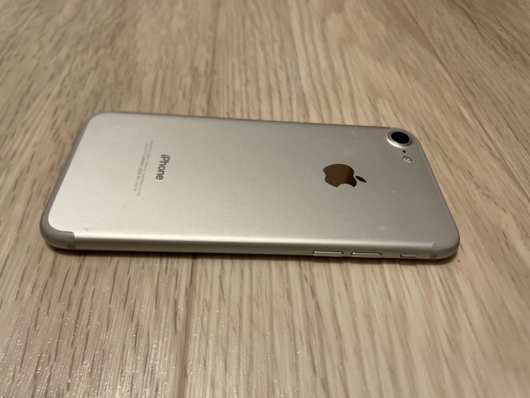 iPhone7 128GB au（スマホ）の商品画像 - 査定依頼日：2026年3月10日 - 最高査定価格：2,500円