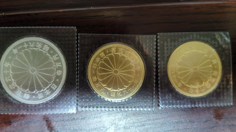 天皇陛下在位60年記念金貨と銀貨（金・貴金属）の商品画像 - 査定依頼日：2026年9月21日 - 最高査定価格：860,000円