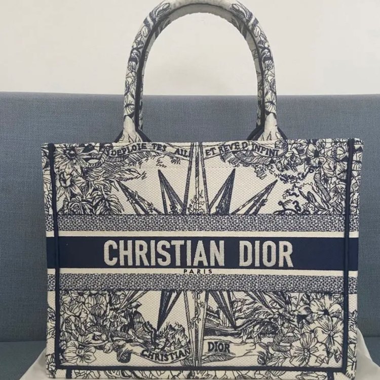 ブックトート ネイビー（ブランドバッグ）の商品画像 - 査定依頼日：2023年8月25日 - 最高査定価格：270,000円