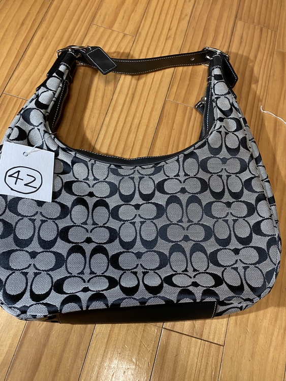 コーチ　バッグ　42番（ブランドバッグ）の商品画像 - 査定依頼日：2020年8月12日 - 最高査定価格：500円