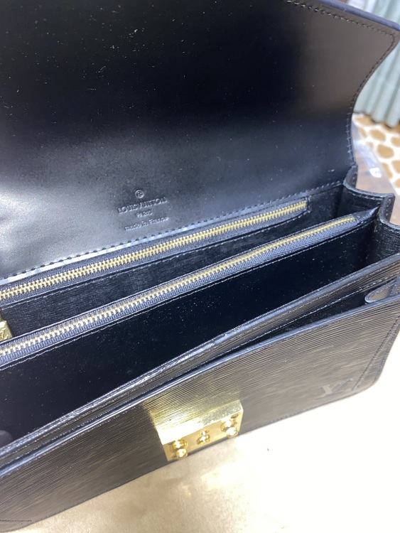 セカンドバッグ（ブランドバッグ）の商品画像 - 査定依頼日：2022年4月12日 - 最高査定価格：25,000円