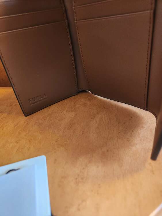 三つ折財布（ブランド財布・小物）の商品画像 - 査定依頼日：2025年2月16日 - 最高査定価格：3,000円