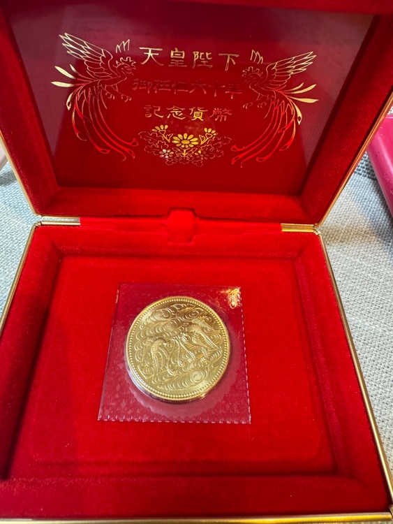 天皇陛下御在位６０年記念貨幣（金・貴金属）の商品画像 - 査定依頼日：2025年12月1日 - 最高査定価格：450,000円