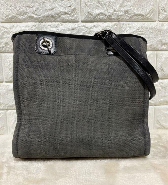 CHANEL シャネル ドーヴィルPM トートバッグ グレー キャンバス（ブランドバッグ）の商品画像 - 査定依頼日：2026年8月11日 - 最高査定価格：100,000円