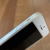 iPhone SE 128GB ゴールド SIMフリー（スマホ）の商品画像 - 査定依頼日：2021年12月12日 - 最高査定価格：4,000円