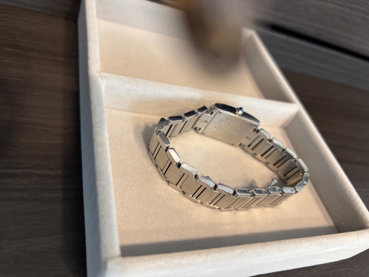 カルティエ タンク WATER RESISTANT 863102UF 238（高級時計）の商品画像 - 査定依頼日：2025年11月12日 - 最高査定価格：400,000円