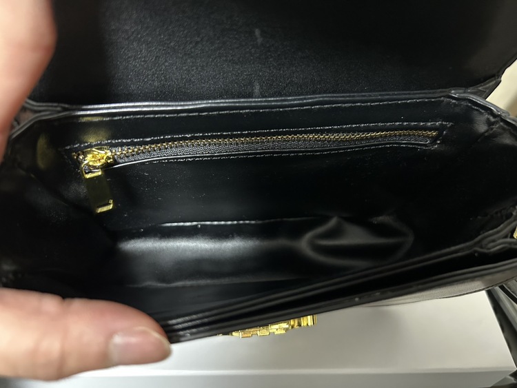 セリーヌ トリオンフ ティーン レザー ショルダーバッグ （ブランドバッグ）の商品画像 - 査定依頼日：2026年2月20日 - 最高査定価格：230,000円