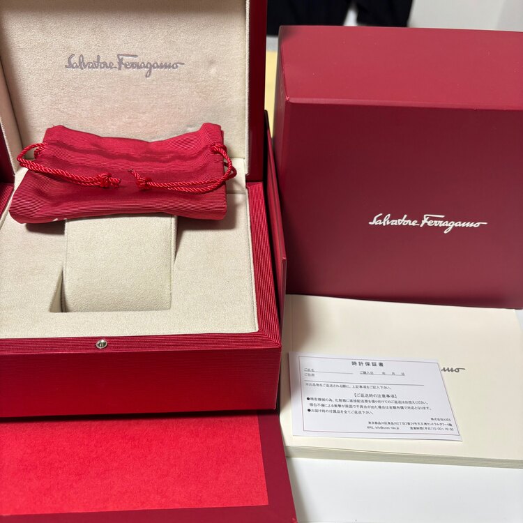 フェラガモ レディース　ガンチーニホリゾンタル　クォーツ　レザー　ホワイトブラッ（高級時計）の商品画像 - 査定依頼日：2025年2月15日 - 最高査定価格：25,000円