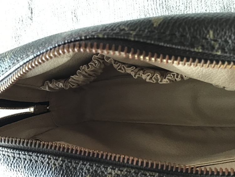 化粧ポーチ（ブランドバッグ）の商品画像 - 査定依頼日：2022年5月7日 - 最高査定価格：15,000円