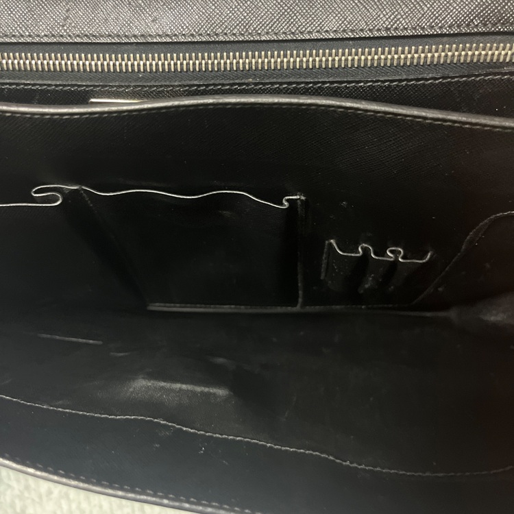 プラダ　サフィアーノ　ブリーフケース（ブランドバッグ）の商品画像 - 査定依頼日：2025年7月24日 - 最高査定価格：30,000円