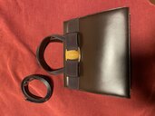 ヴァラのショルダーバッグ（ブランドバッグ）の商品画像 - 査定依頼日：2024年2月23日 - 最高査定価格：30,000円