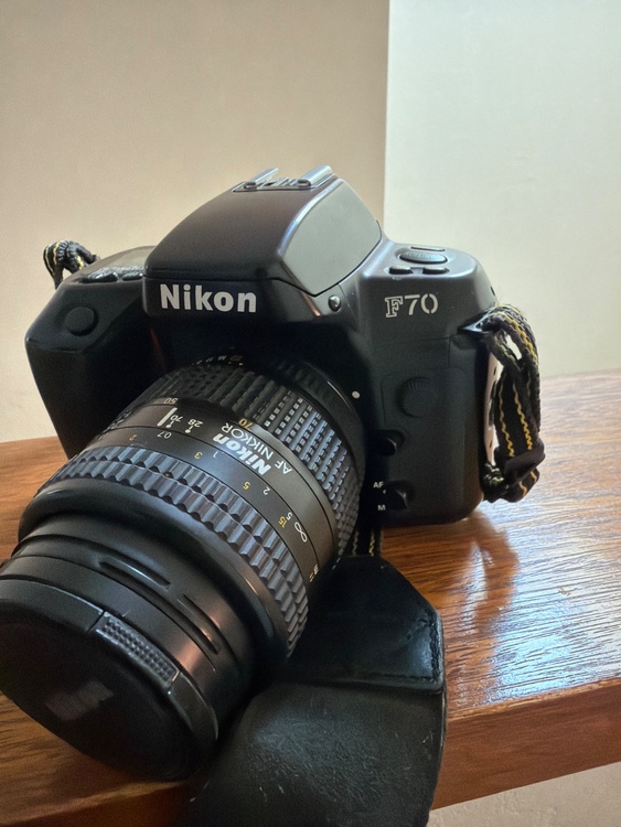日本万国博覧会記念メダルとNikonのカメラ（カメラ）の商品画像 - 査定依頼日：2026年7月22日 - 最高査定価格：220,000円