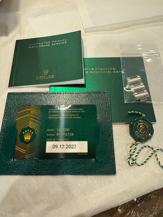 ロレックス パーペチュアル 124300（高級時計）の商品画像 - 査定依頼日：2025年9月7日 - 最高査定価格：2,800,000円