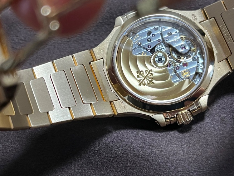 パテックフィリップ ノーチラス 7118／１Ｒ-00（高級時計）の商品画像 - 査定依頼日：2025年10月3日 - 最高査定価格：14,000,000円