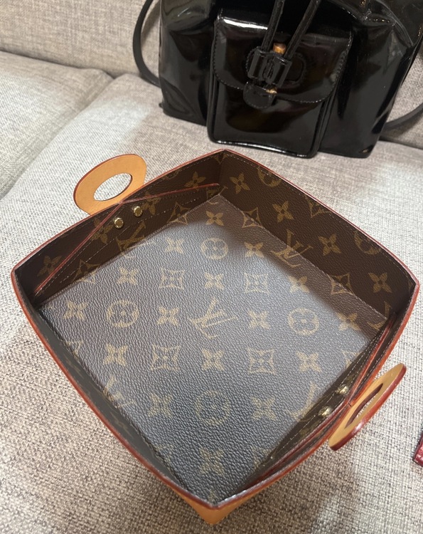 ルイヴィトン　アクセサリートレイ、財布　ディオール/キーケース　プラダ/ミニショルダーバッグ　グッチ/エナメルリュック（ブランドバッグ）の商品画像 - 査定依頼日：2026年10月4日 - 最高査定価格：100,000円