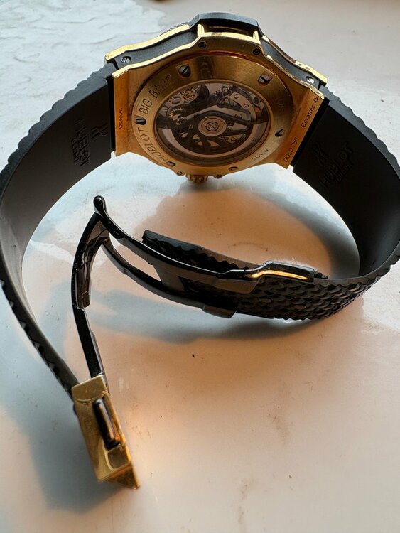 ウブロ ビックバン ゴールド 301.PX.130.RX ブラック文字盤（高級時計）の商品画像 - 査定依頼日：2026年4月1日 - 最高査定価格：2,100,000円