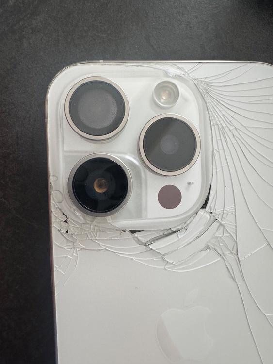 iPhone15pro 難あり（スマホ）の商品画像 - 査定依頼日：2026年4月8日 - 最高査定価格：53,000円