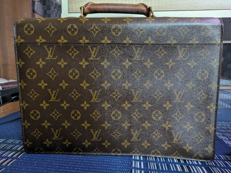 ビジネスバッグ（ブランドバッグ）の商品画像 - 査定依頼日：2025年8月6日 - 最高査定価格：35,000円