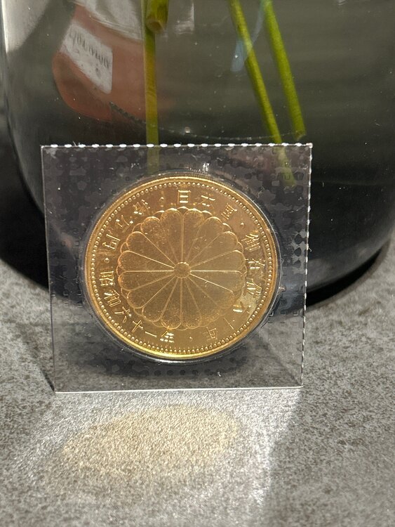 天皇御即位60年10万円金貨（金・貴金属）の商品画像 - 査定依頼日：2025年1月9日 - 最高査定価格：293,000円