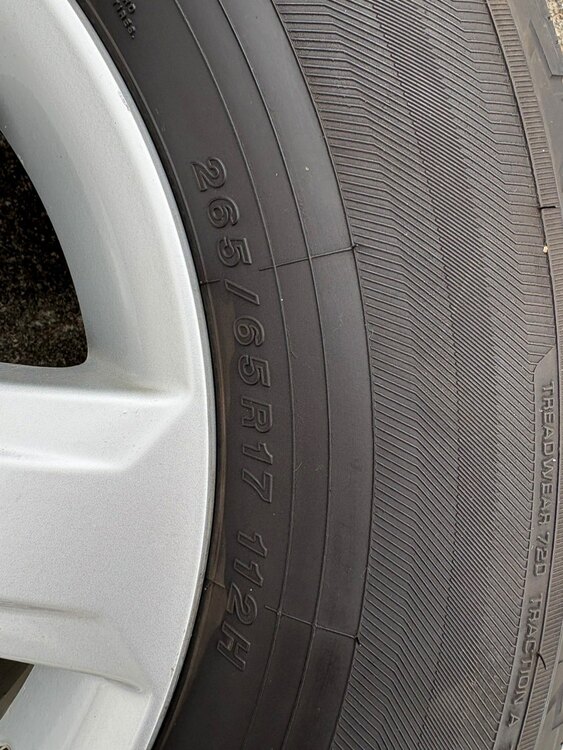 ランドクルーザープラド　タイヤホイールセット（カー用品）の商品画像 - 査定依頼日：2025年4月11日 - 最高査定価格：8,000円