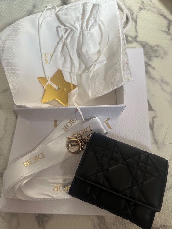 DIOR ディオール レディディオール 黒 ロータス ウォレット カナージュ 3（ブランド財布・小物）の商品画像 - 査定依頼日：2025年6月29日 - 最高査定価格：30,000円