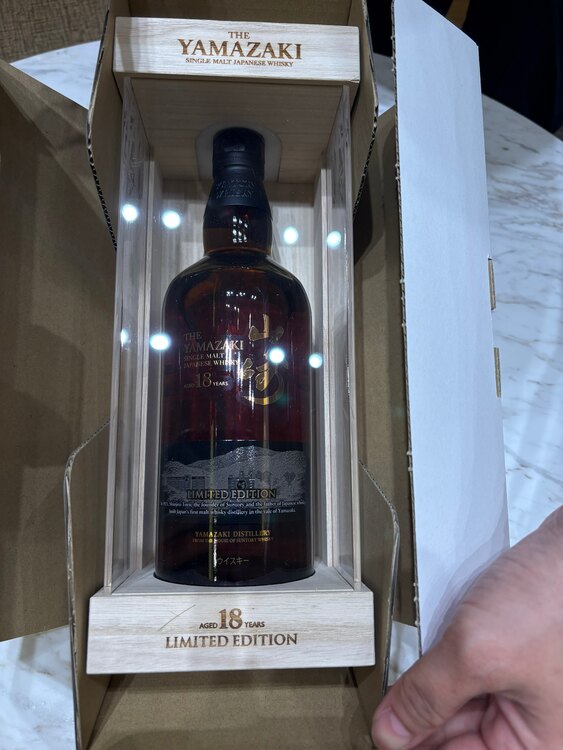 山崎18年　空港限定　意匠ボトル（お酒）の商品画像 - 査定依頼日：2025年5月23日 - 最高査定価格：182,000円