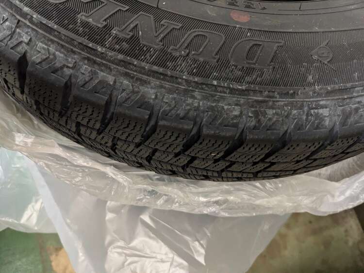 スタッドレスタイヤ（カー用品）の商品画像 - 査定依頼日：2025年1月14日 - 最高査定価格：1,000円