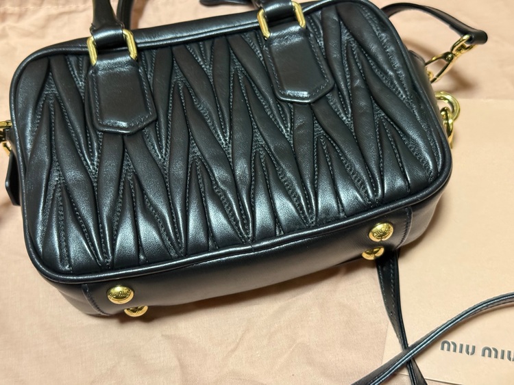 ミュウミュウ  （ブランドバッグ）の商品画像 - 査定依頼日：2025年9月20日 - 最高査定価格：210,000円