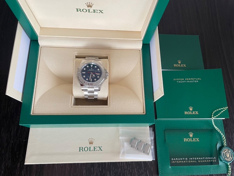 ヨットマスター40 ブルー文字盤（高級時計）の商品画像 - 査定依頼日：2025年6月19日 - 最高査定価格：1,900,000円