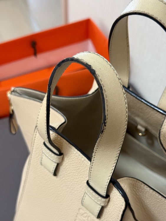 ロエベ　ハンモック　スモールサイズ（ブランドバッグ）の商品画像 - 査定依頼日：2026年4月19日 - 最高査定価格：100,000円