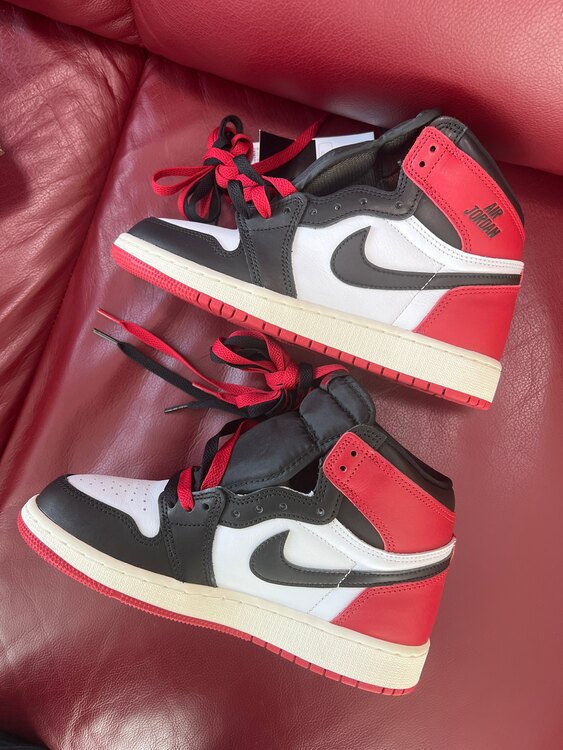 エアジョーダン1high OG black toe（古着・ファッション）の商品画像 - 査定依頼日：2025年5月5日 - 最高査定価格：19,000円