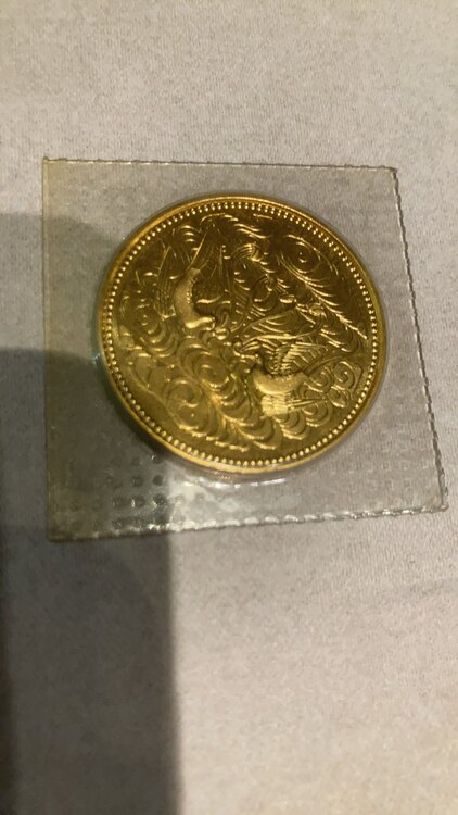 天皇御在位60年記念金貨10万円（金・貴金属）の商品画像 - 査定依頼日：2025年1月31日 - 最高査定価格：297,000円